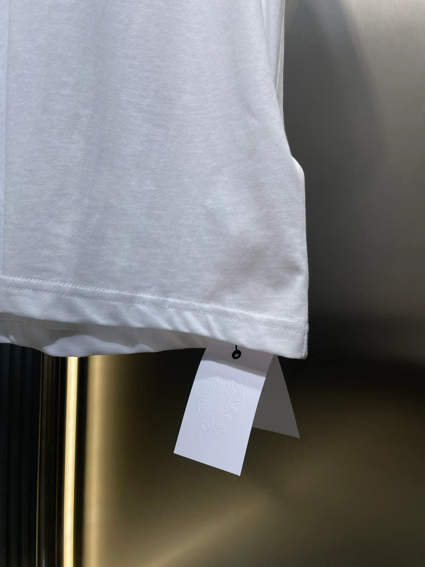 🅿️260 chrome hearts 🌟【Top replica】Shadow cross short-sleeved craftsmanship description: The fabric is made of 26-woven 200g cotton, and the printing is hand-printed with glue. The overall routing is straight and delicate, the fabric is comfortable and soft, and the color is consistent without color difference. It can be matched with the same style to create a fashionable look and control various occasions. Customized accessories, complete three labels, same style for men and women! ⚠️ Color: white black size: sml